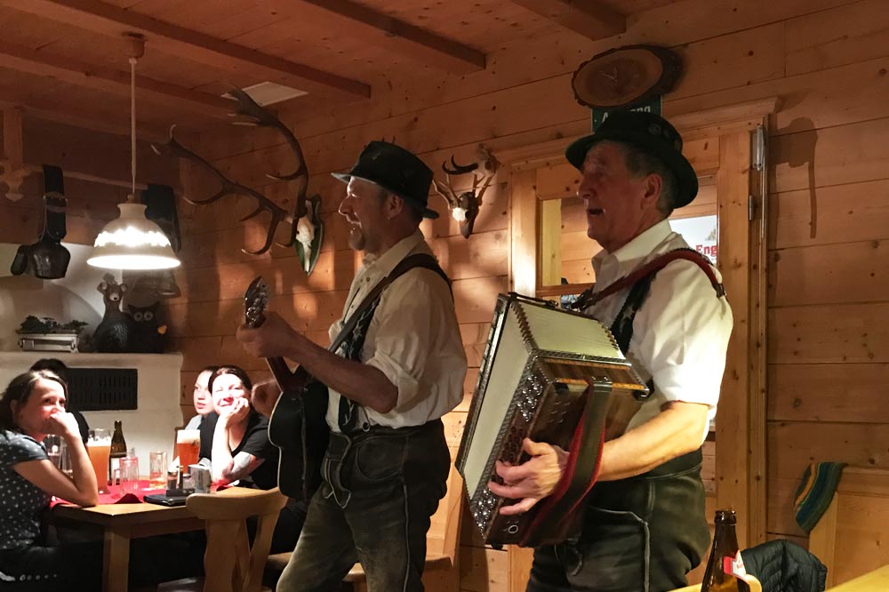 Schneeschuhwandern mit Hüttengaudi im Allgäu – Wintererlebnis mit Live-Musik & Allgäuer Spezialitäten